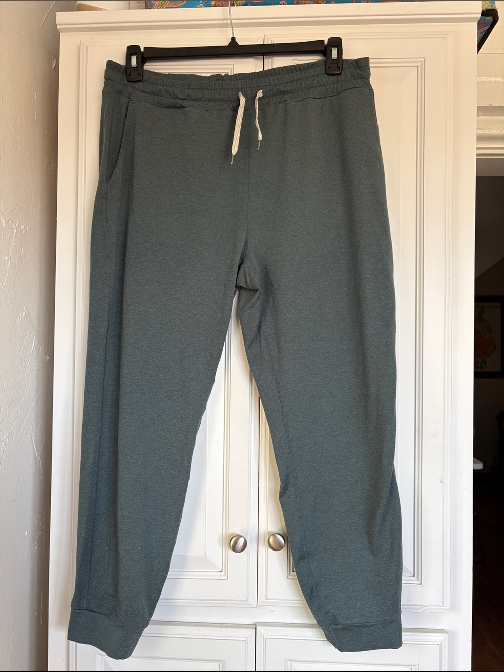 Vuori Performance Joggers in Heather Green Sage Size XL - Picture 4 of 10